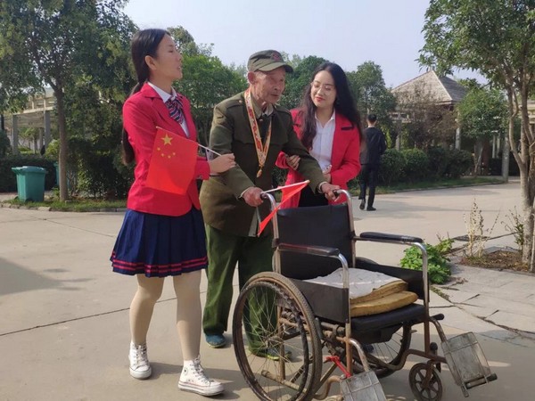 “不忘初心、牢记使命”——明礼住宿书院师生走进光荣院05.jpg