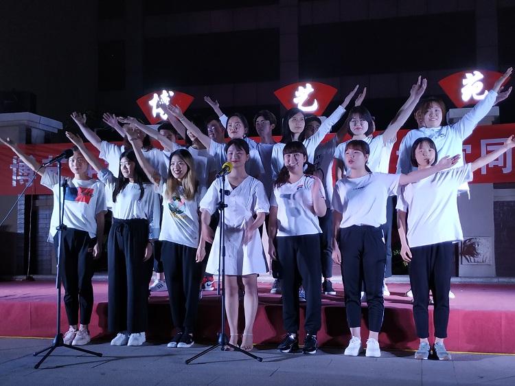 学生合唱.jpg 学生合唱.jpg
