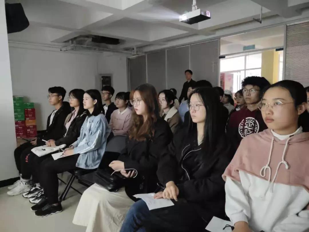 同学们认真听讲.jpg 同学们认真听讲.jpg