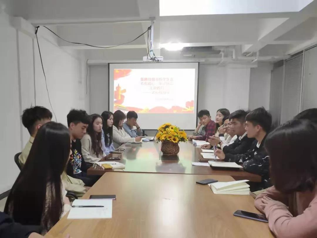 学生积极讨论.jpg 学生积极讨论.jpg