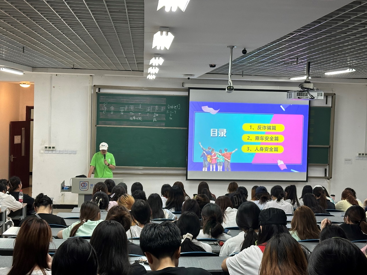 大厅里的人们描述已自动生成 大厅里的人们描述已自动生成