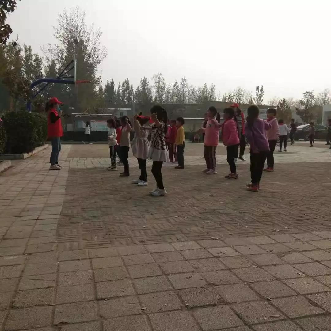 同学们带小朋友做游戏.jpg 同学们带小朋友做游戏.jpg