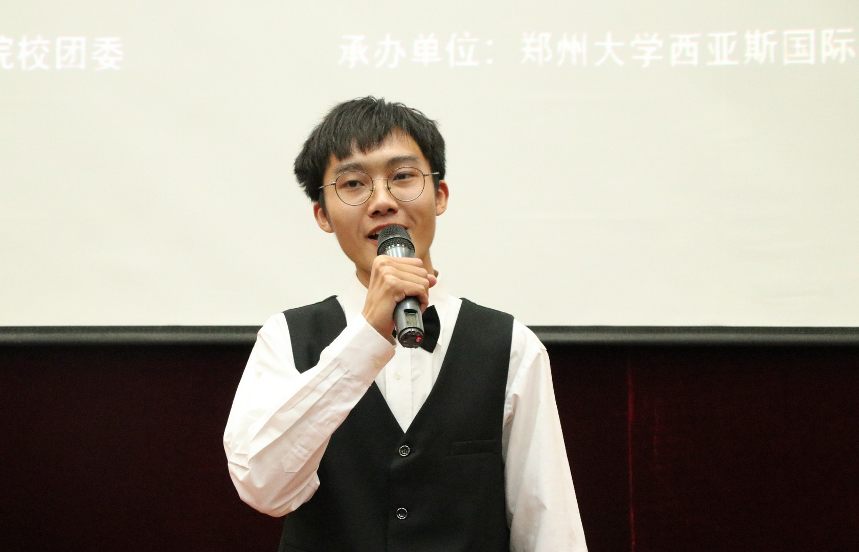 朗诵图006.jpg 朗诵图006.jpg