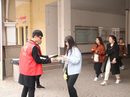 我校青年志愿者协会成功开展预防艾滋病宣传活动2.jpg