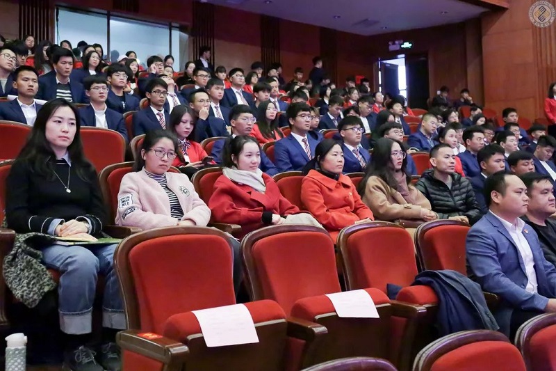 老师和同学认真学习.jpg 老师和同学认真学习.jpg