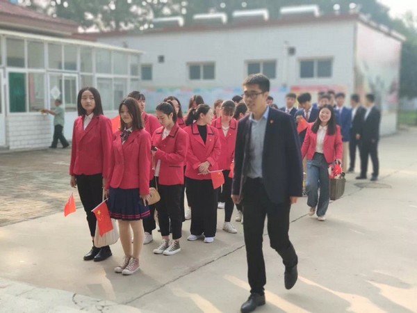 “不忘初心、牢记使命”——明礼住宿书院师生走进光荣院03.jpg