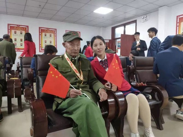 “不忘初心、牢记使命”——明礼住宿书院师生走进光荣院02.jpg