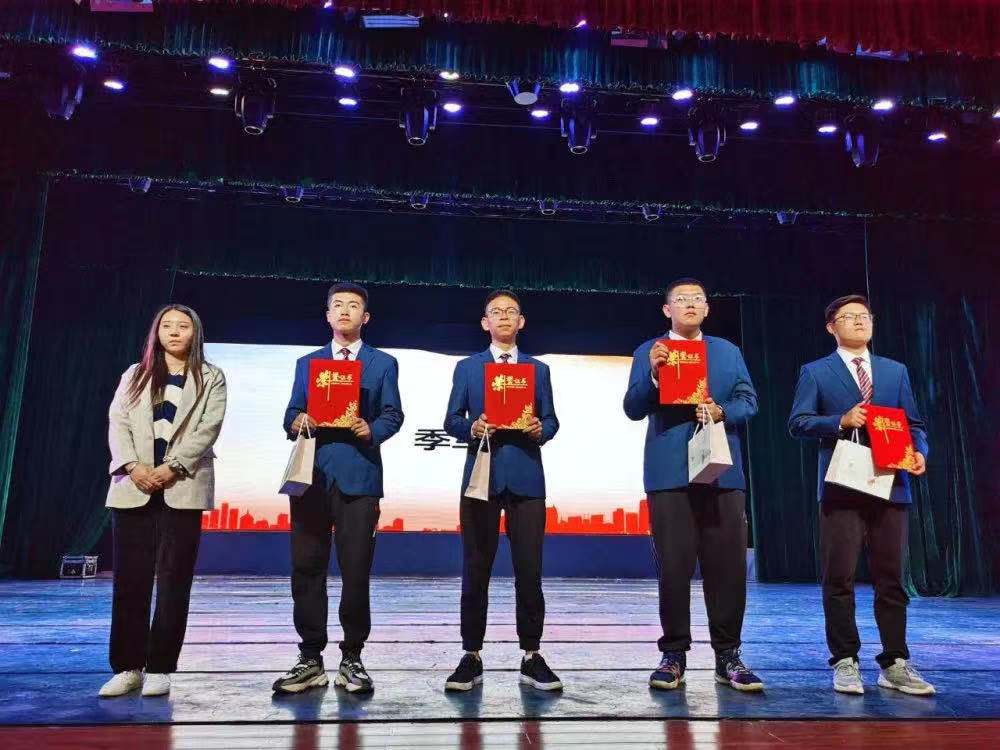 李珊珊老师为季军颁奖.jpg 李珊珊老师为季军颁奖.jpg