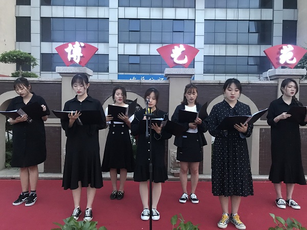 选手朗诵3.jpg 选手朗诵3.jpg