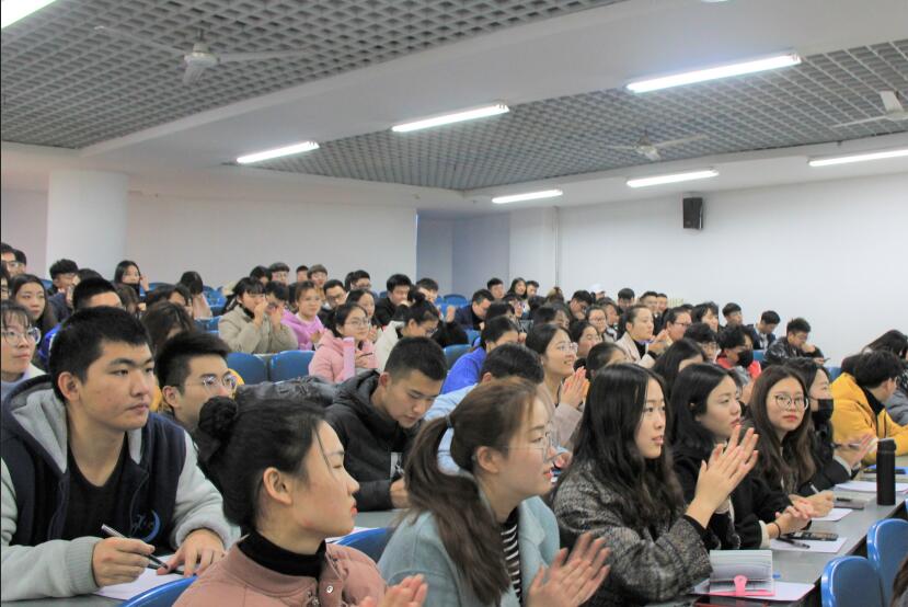 李学生观影图03.JPG 李学生观影图03.JPG
