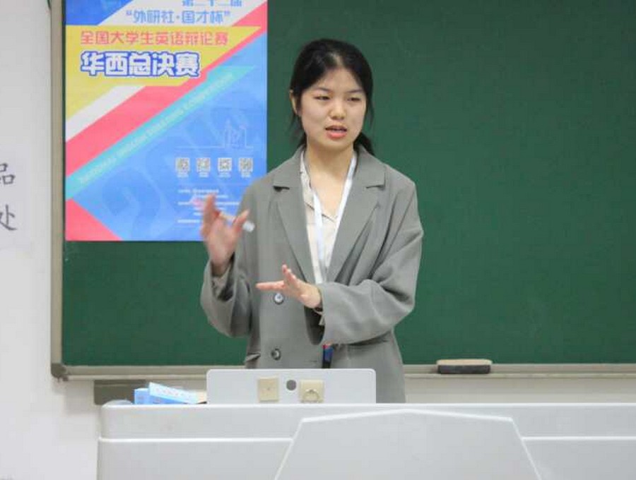 我校辩手李佳祺 在比赛过程中.jpg 我校辩手李佳祺 在比赛过程中.jpg