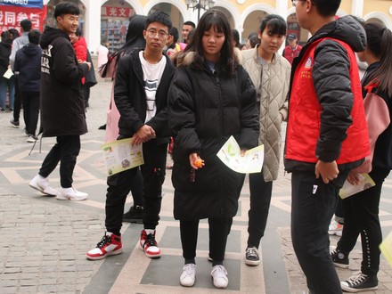我校青年志愿者协会成功开展预防艾滋病宣传活动7.jpg