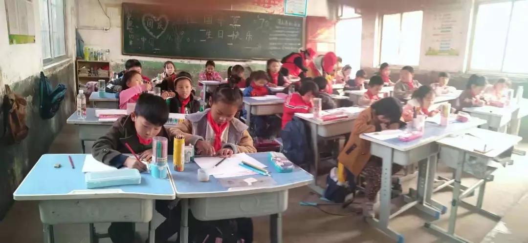 同学们为小朋友打扫卫生.jpg 同学们为小朋友打扫卫生.jpg