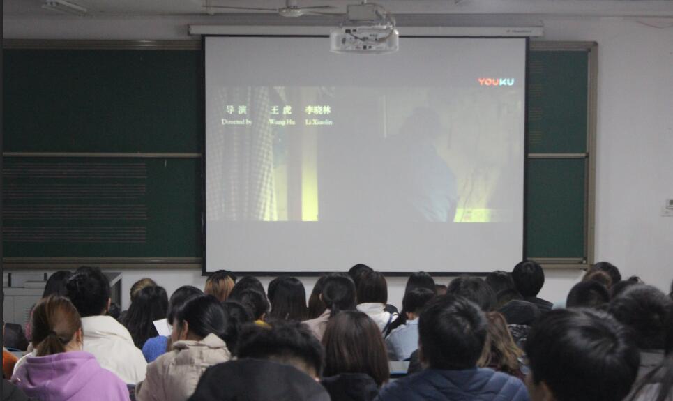 李学生观影图02.JPG 李学生观影图02.JPG
