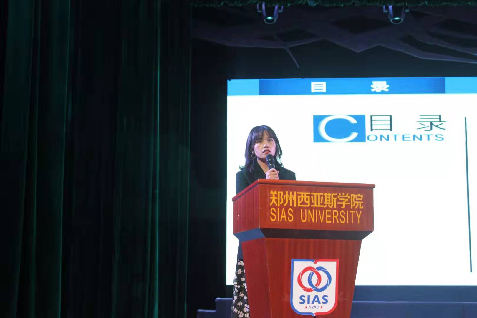 资助专员周佳老师向学生讲解学校资助政策.jpg 资助专员周佳老师向学生讲解学校资助政策.jpg