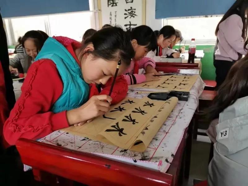 同学们教小朋友练字.jpg 同学们教小朋友练字.jpg
