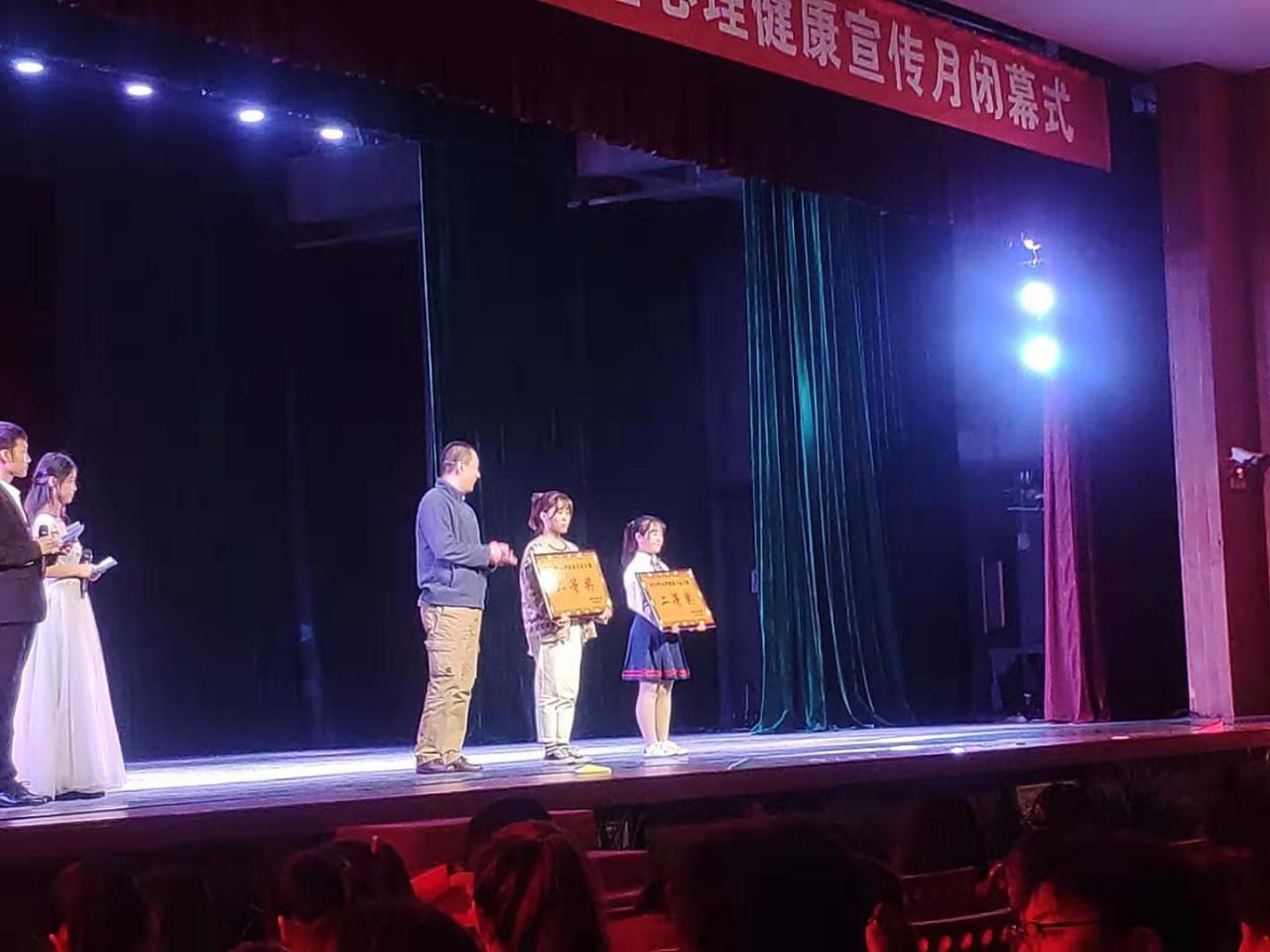 寰宇书院手语大赛2.jpg 寰宇书院手语大赛2.jpg