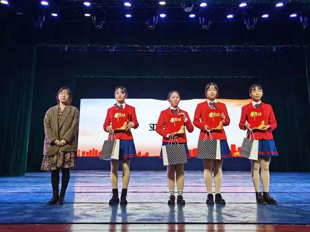 马亚兰书记为亚军颁奖.jpg 马亚兰书记为亚军颁奖.jpg