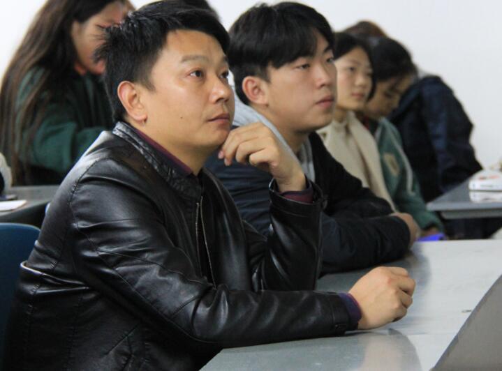 李学生观影图05.JPG 李学生观影图05.JPG