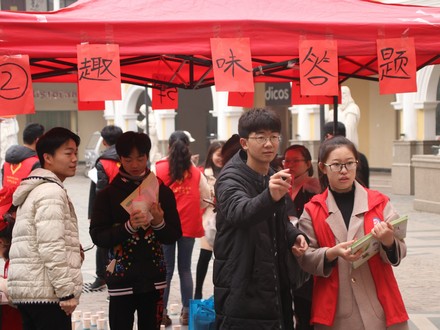 我校青年志愿者协会成功开展预防艾滋病宣传活动4.jpg