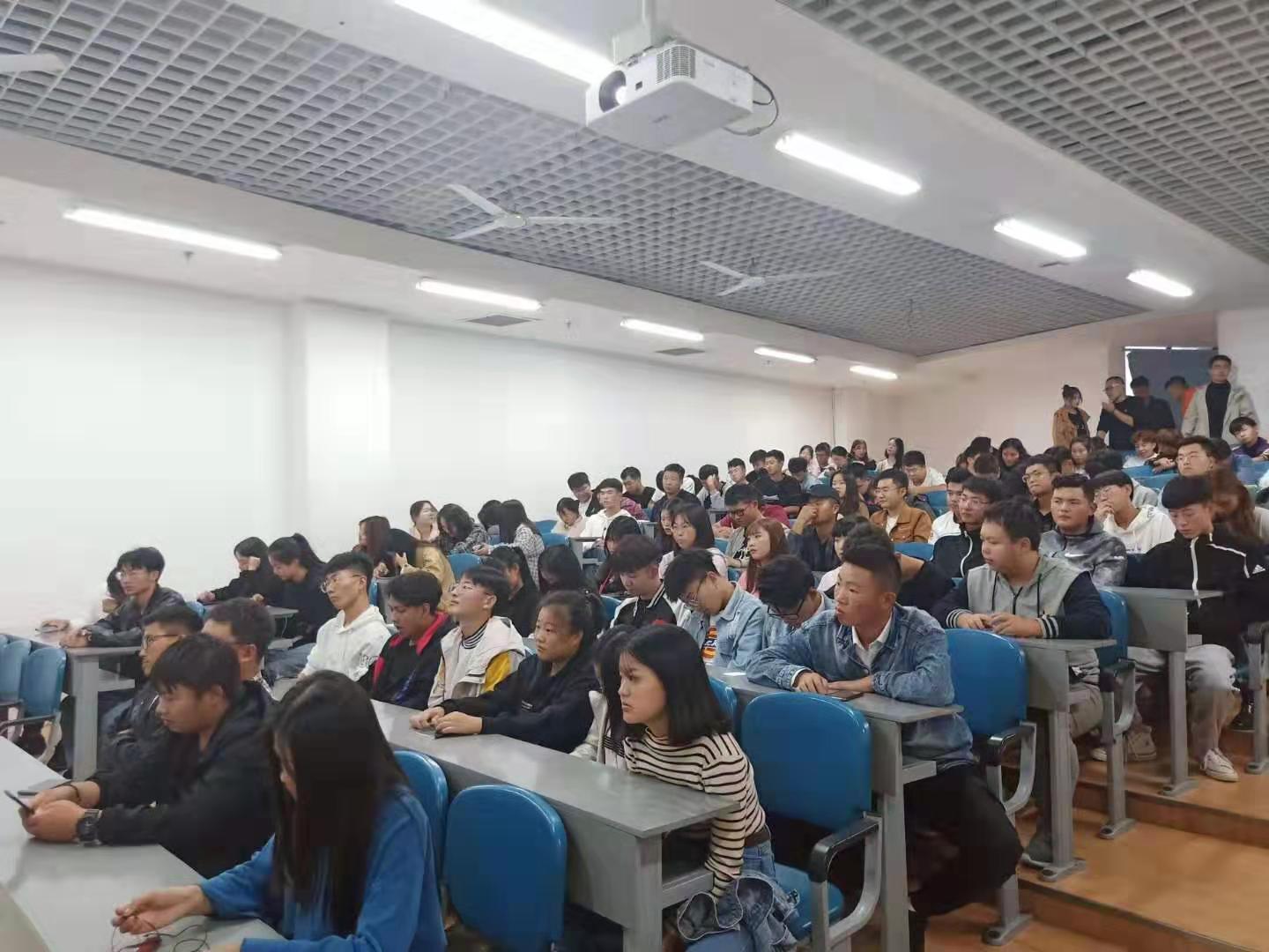 学生认真学习.jpg 学生认真学习.jpg